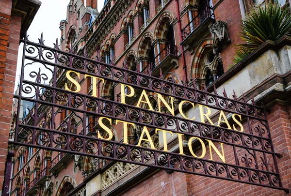 St Pancras mezinárodní železniční stanice znamení — Stock fotografie