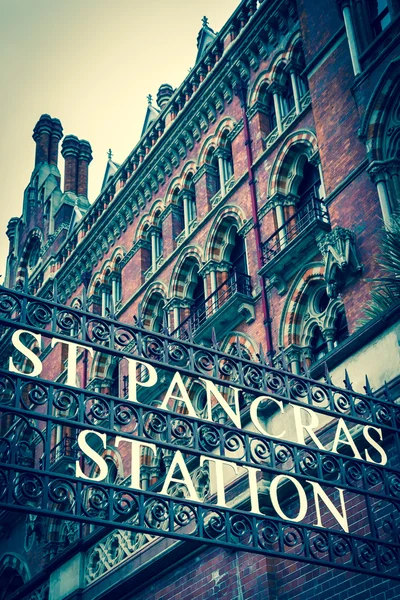 St Pancras mezinárodní železniční stanice znamení — Stock fotografie