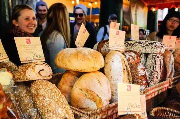 As pessoas compram pão na padaria Karaway — Fotografia de Stock