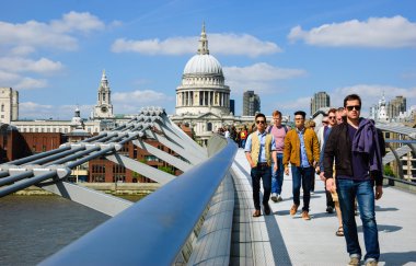 Millennium köprü üzerinden yürüyen turist