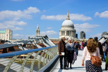 Millennium köprü üzerinden yürüyen turist