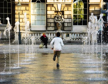 Somerset House suda aracılığıyla çalışan çocuk.