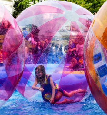 Çocuklar zorb Canalway süvari alayı sırasında büyük topları içinde