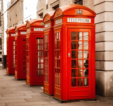 Beş geleneksel kırmızı telefon kutuları