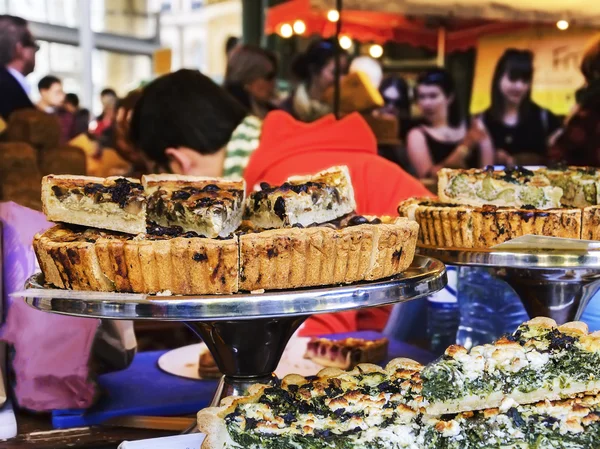 Étal de pâtisserie dans le marché alimentaire coloré — Photo