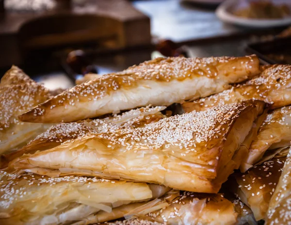 Borek serviert im traditionellen orientalischen Restaurant — Stockfoto