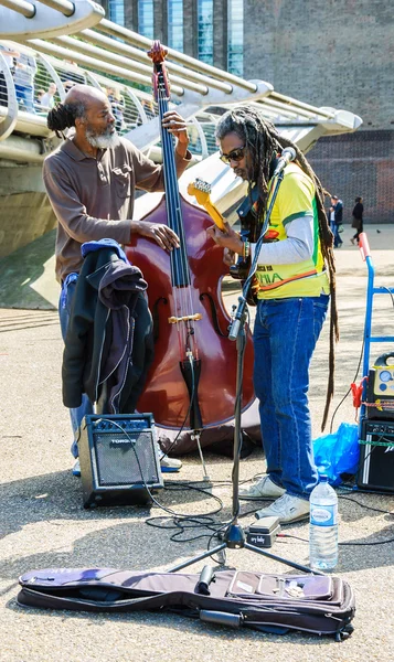 Deux musiciens de rue jouent de la musique — Photo