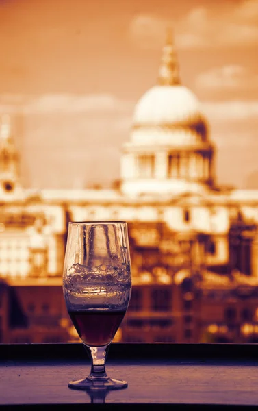 A glass of beer and a view on St Paul Cathedral — Stock Photo, Image