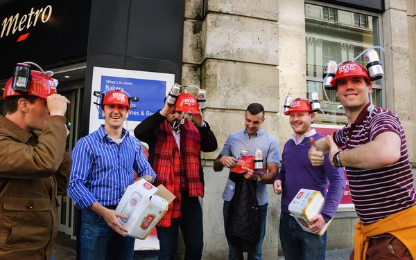 Hombres usan "Manos de cerveza gratis Kit " —  Fotos de Stock