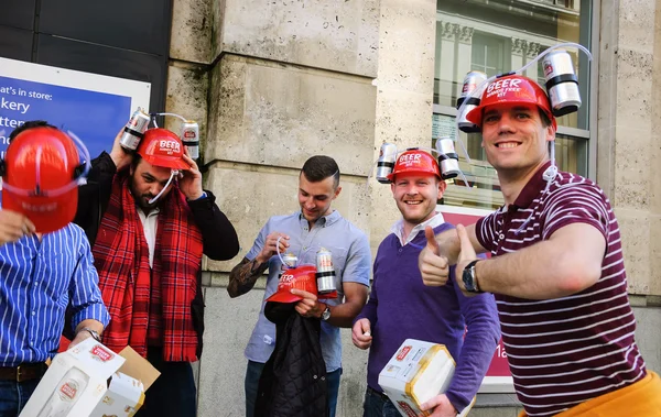 Hombres usan "Manos de cerveza gratis Kit " — Foto de Stock