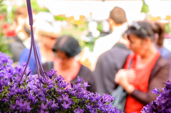 People buying flowers at Flower Market — Stock Photo, Image