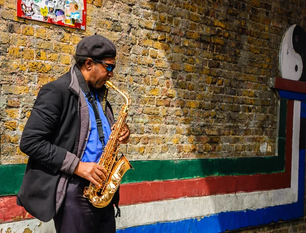 Saxofonisten på Brick Lane market — Stockfoto