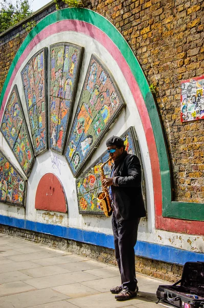 Saxofonista en el mercado de Brick Lane — Foto de Stock