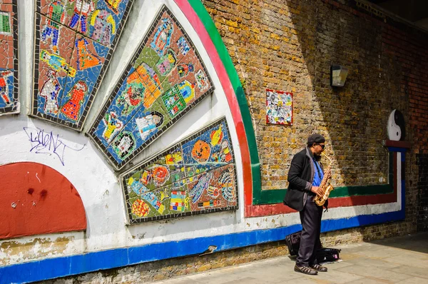 Saxofonista en el mercado de Brick Lane — Foto de Stock