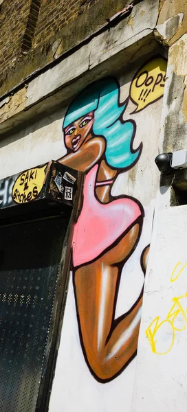 Provocando menina com graffiti cabelo azul — Fotografia de Stock