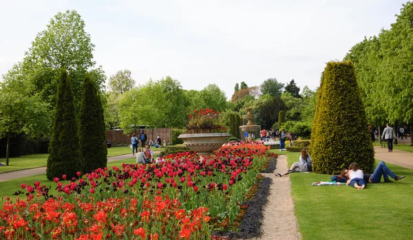 Tourists relaxing in Queen Mary's Garden — Stock Photo, Image