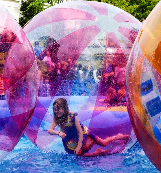 Kids zorb inside large balls during Canalway Cavalcade — Stock Photo, Image