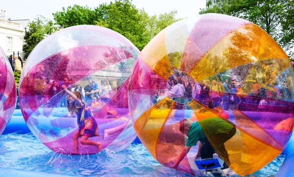 Kids zorb inside large balls during Canalway Cavalcade — Stock Photo, Image