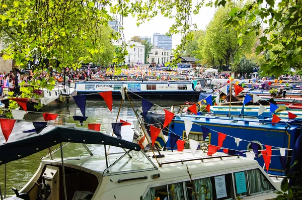 Традиционные лодки участвуют в Canalway Cavalcade — стоковое фото