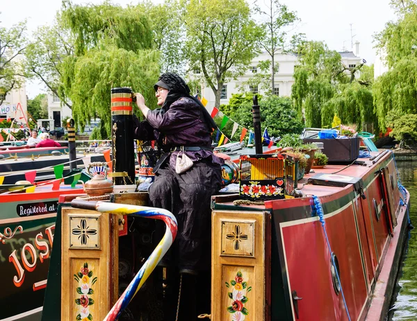 Woman participates in Canalway Cavalcade of traditional boats — Stock Photo, Image