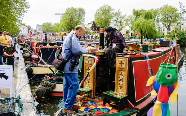 Kvinnan deltar i Canalway kavalkad av traditionella båtar — Stockfoto