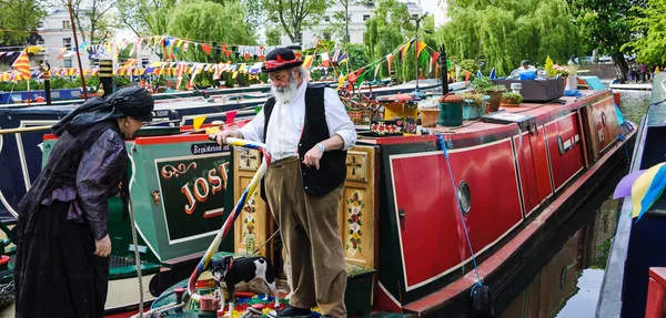 Senior couple in Canalway Cavalcade of traditional boats — Stock Photo, Image