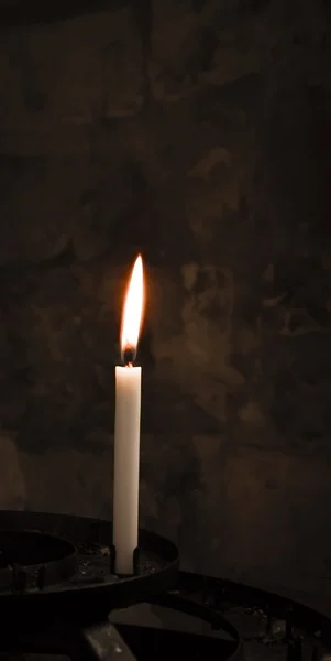Świeca płonie w kościele — Zdjęcie stockowe