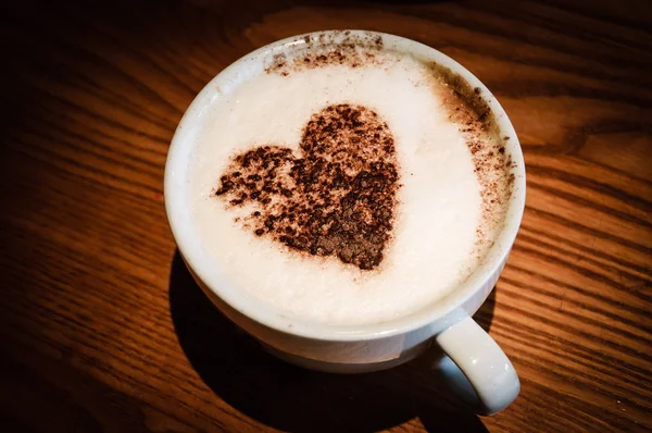 Tazza di caffè a forma di cuore su schiuma di latte — Foto Stock