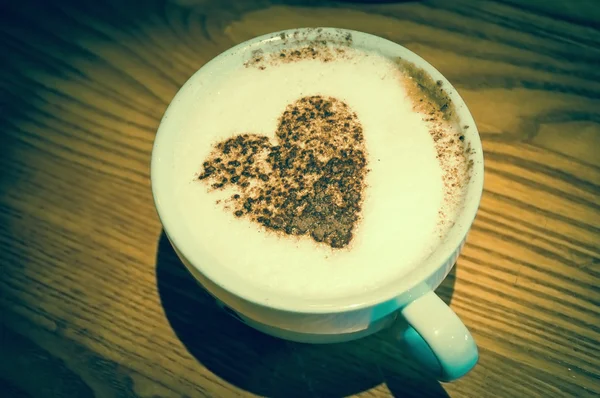 Tazza di caffè a forma di cuore su schiuma di latte — Foto Stock