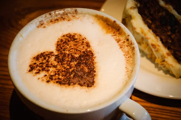 Cup of coffee with heart shape on milk foam — Stock Photo, Image