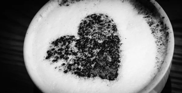 Cup of coffee with heart shape on milk foam — Stock Photo, Image