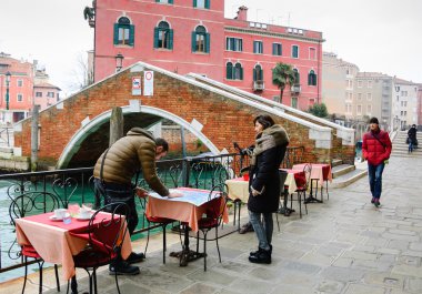 Venice, İtalya - 13 Şubat 2015: bakarak turist Haritası Karnaval sırasında (maskeler tutan kadın). Karnaval Venedik shrove Salı günü sona eriyor yıllık olaydır