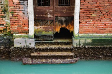 zarar görmüş bir Venedik kanalına kapıda.
