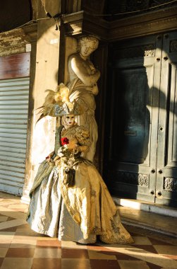Karnaval sırasında romantik maskesi.