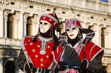 geleneksel Karnaval sırasında iki Moğol maskeleri.