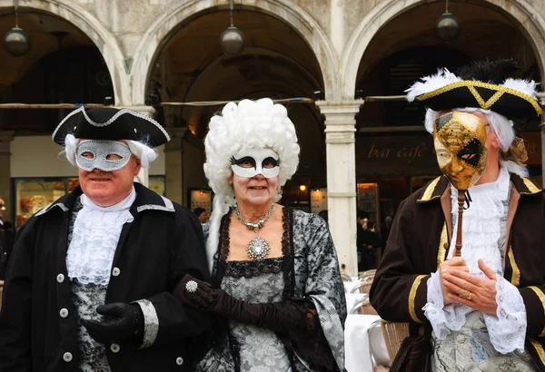 Tre seniorer i masker under karnevalen — Stockfoto