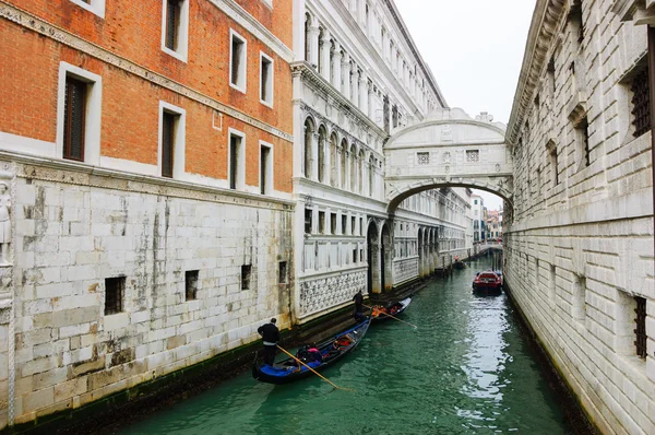 Gondolas flotando en el canal hacia el Puente de los Suspiros — Foto de Stock