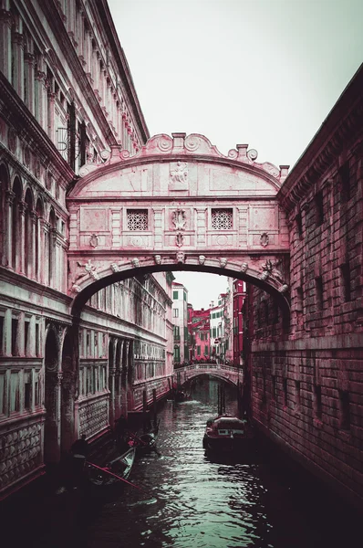 Gondolas floating on canal towards Bridge of Sighs — Stock Photo, Image