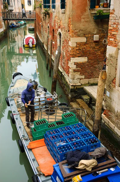 Un hombre distribuyendo bebidas a los pubs locales —  Fotos de Stock