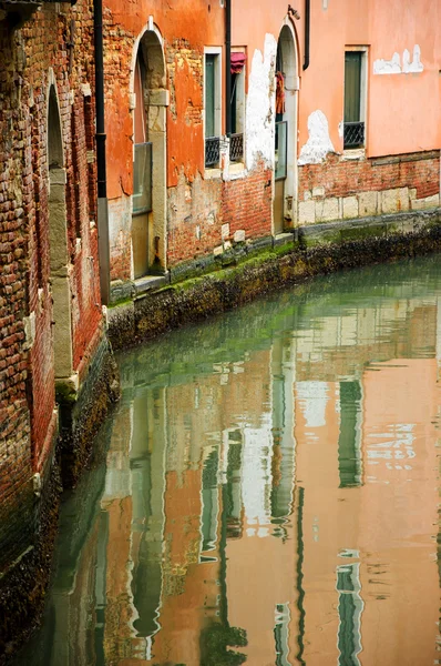 Réflexion maisons dans canal — Photo