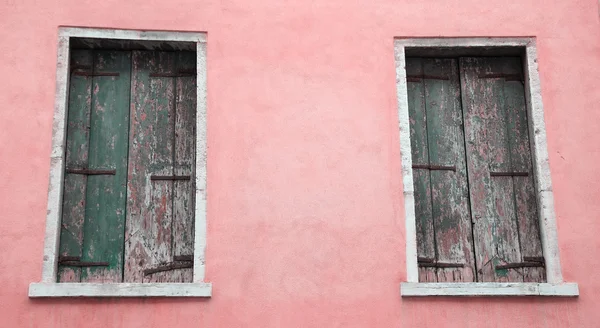 Pared de estuco rosa y persianas cerradas — Foto de Stock