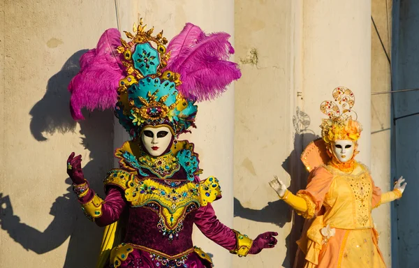 Två masker under traditionell karneval. — Stockfoto