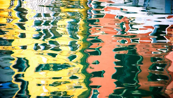 Θολή αντανάκλαση της πολύχρωμα σπίτια πάνω στο νερό. — Φωτογραφία Αρχείου