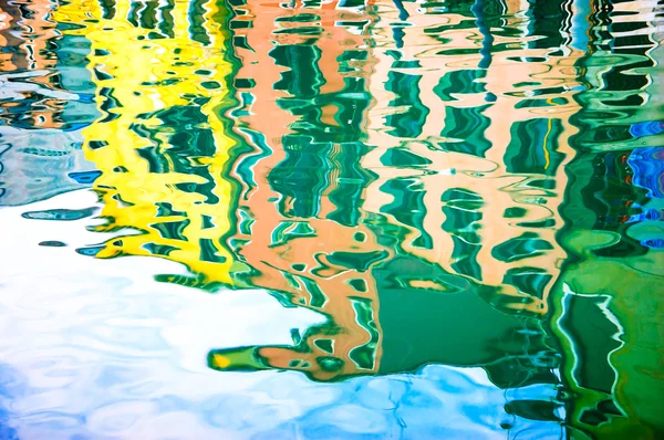 Su üzerinde renkli evlerin yansıması bulanık. — Stok fotoğraf
