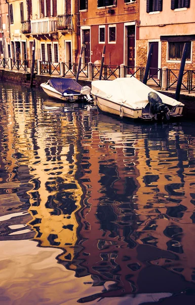 Boats and reflection of houses in the water. — Stock Photo, Image