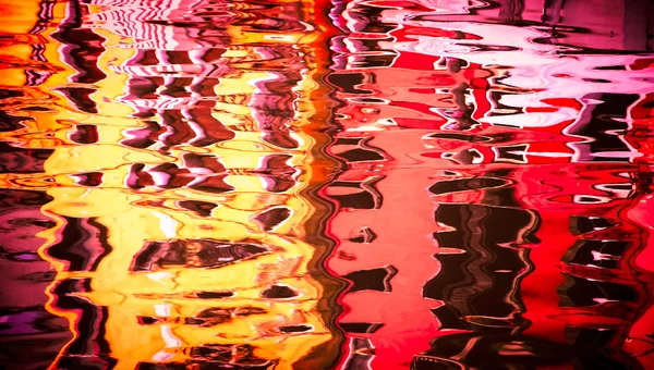 Riflesso sfumato di case colorate sull'acqua . — Foto Stock