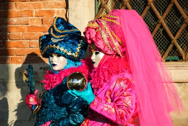 Dvě masky během tradiční karneval. — Stock fotografie