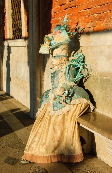 Una maschera alla luce del sole durante il Carnevale tradizionale . — Foto Stock