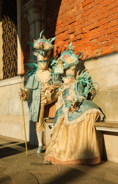 Due maschere durante il Carnevale tradizionale . — Foto Stock