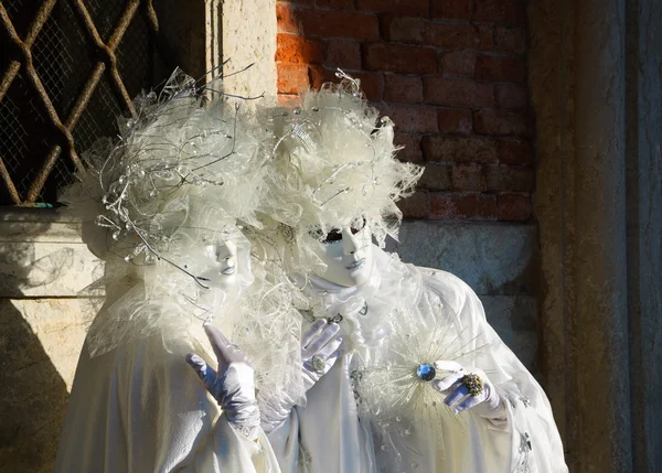 Duas máscaras Pierrot durante o tradicional Carnaval — Fotografia de Stock